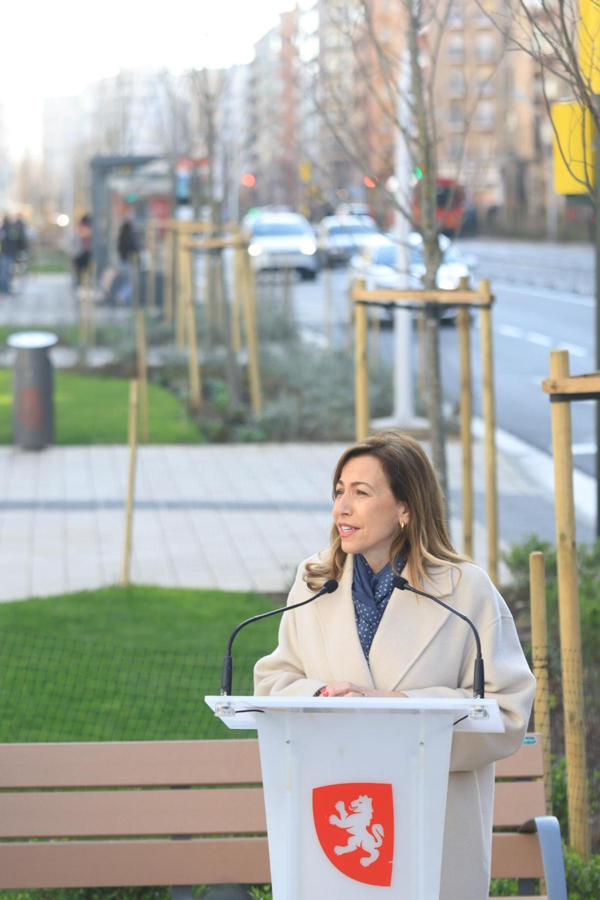 La alcaldesa de Zaragoza, Natalia Chueca, en la avenida Navarra.