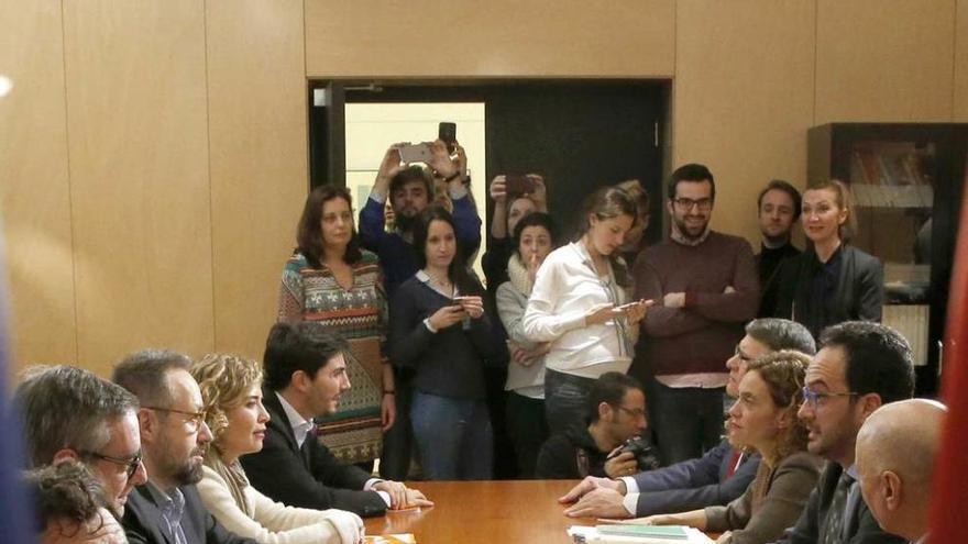 Reunión de los equipos negociadores del PSOE y Ciudadanos.