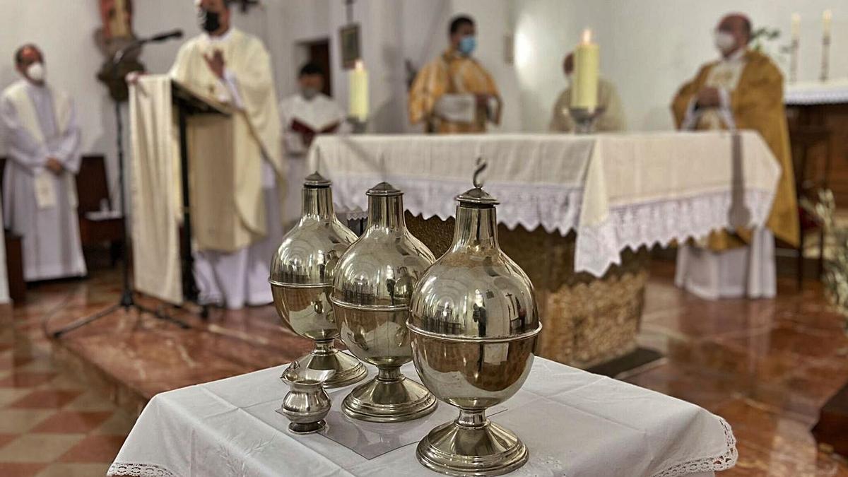 Las ánforas del Santo Crisma y de los óleos, en es Cubells. A la derecha, el obispo de Menorca.