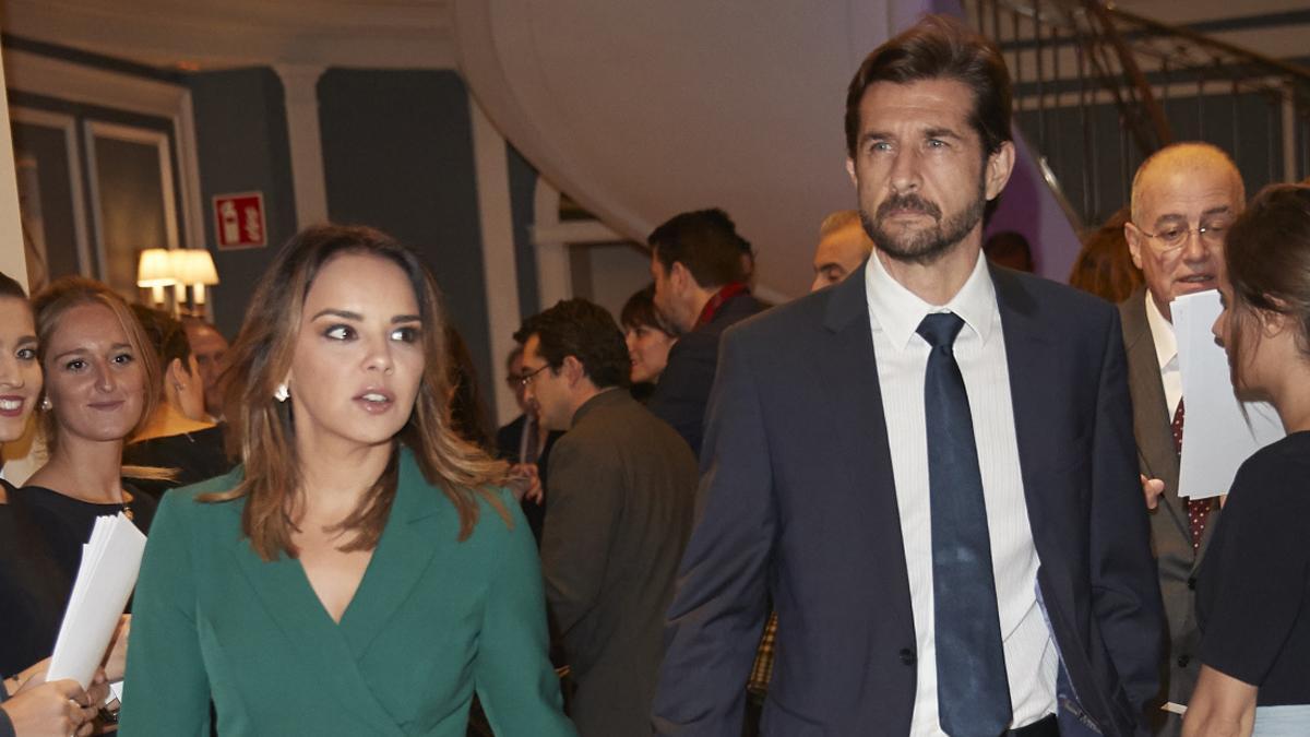 Chenoa y su novio, Miguel Sánchez Encinas en un evento médico