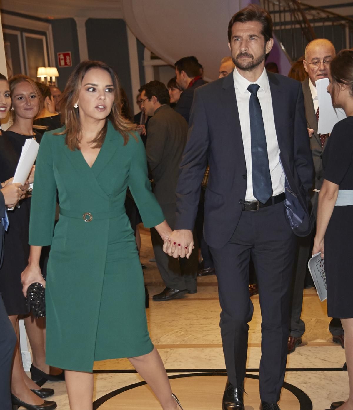 Chenoa y su novio, Miguel Sánchez Encinas en un evento médico