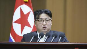 Fotografía  el líder norcoreano Kim Jong Un habla en la Asamblea Popular Suprema en Pyongyang, Corea del Norte