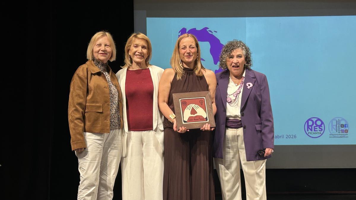 Entrega del Premio Bárbara Almenar Tarazona de Dones de Picanya a la periodista Julia Ruiz
