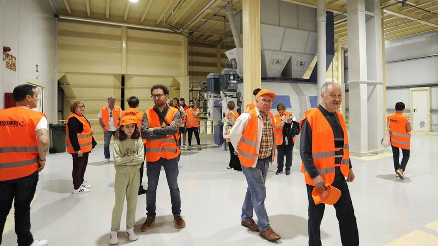 Un grupo de vecinos, antes de iniciar el recorrido por la nueva factoría.