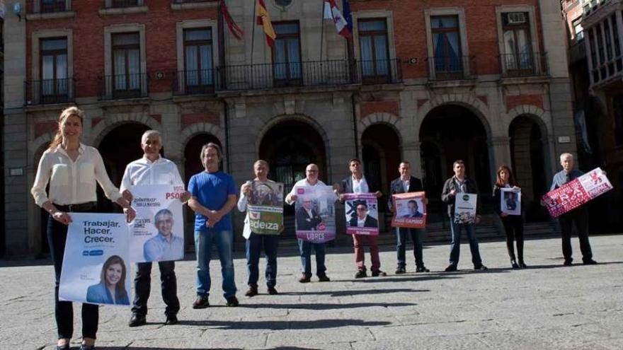 Los aspirantes al gobierno municipal posan con sus carteles electorales frente al Ayuntamiento de Zamora, donde pretenden estar el 25 de mayo.