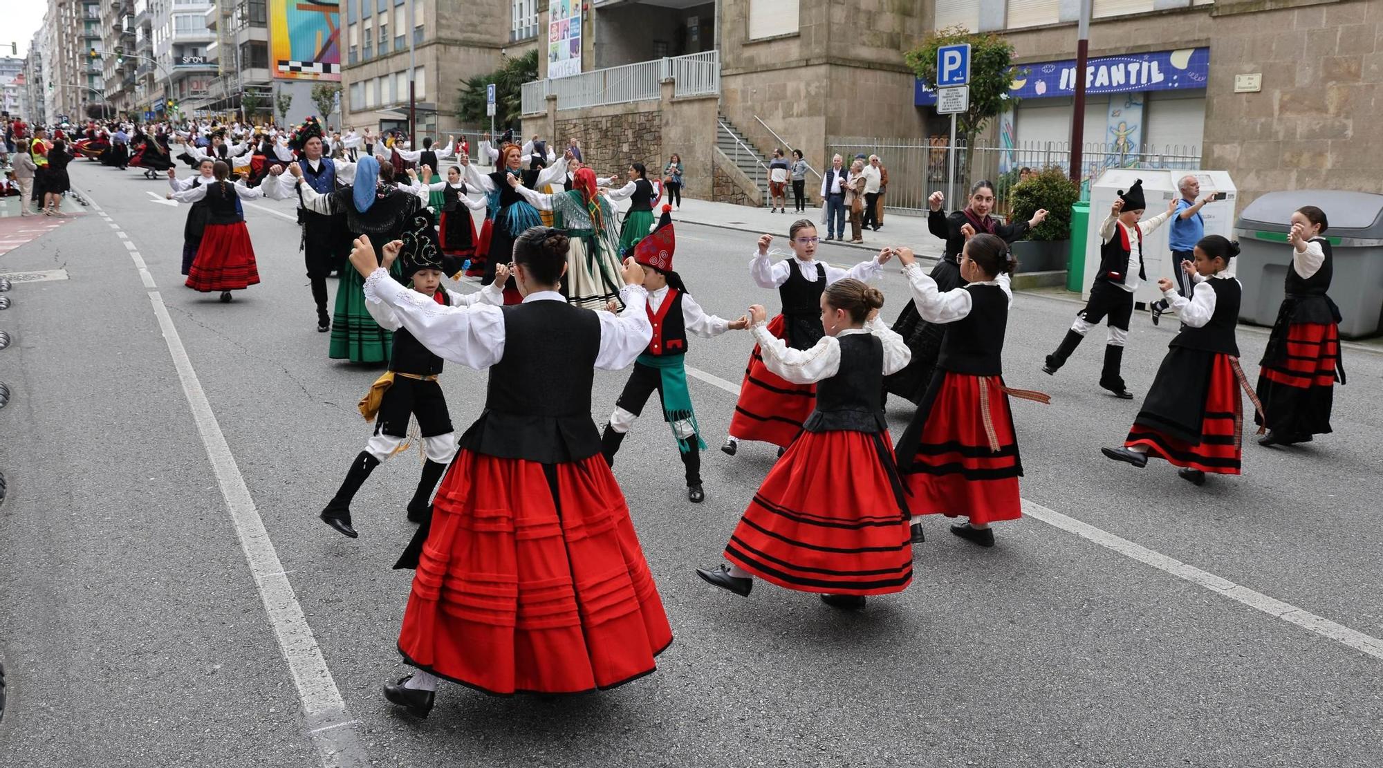 Vigo baila «al compás de una muiñeira»