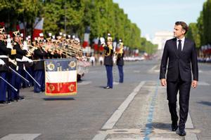 El presidente francés, Emmanuel Macron, pasa revista a las tropas en los Campos Elíseos este 14 de julio. 