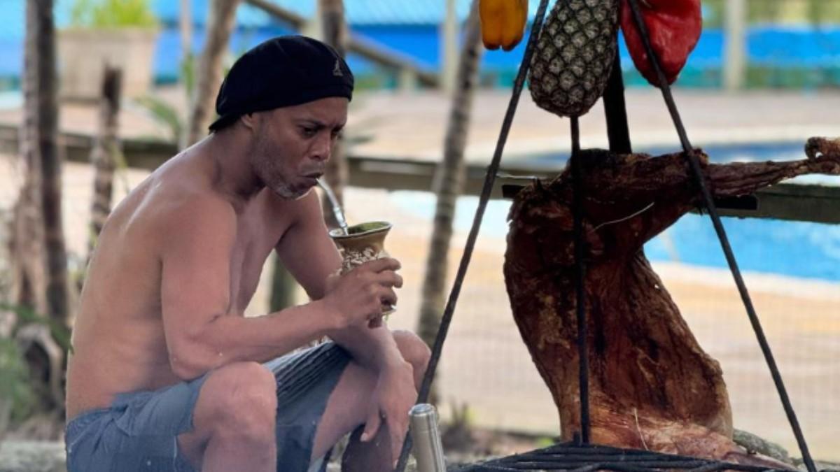 Ronaldhinho antes de celebrar su cumpleaños