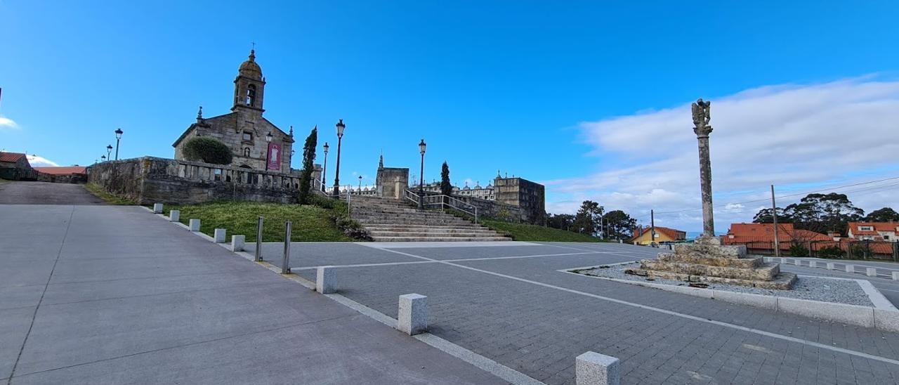 La iglesia parroquial, construida hace 250 años con su fachada hacia el este, al contrario de lo que suele ser habitual.