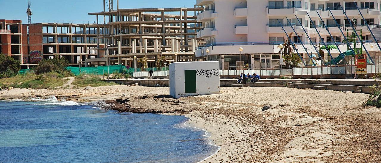 Esqueletos de hormigón y una caseta que esconde una estación de bombeo de aguas fecales junto a un hotel de lujo de la playa d’en Xinxó.