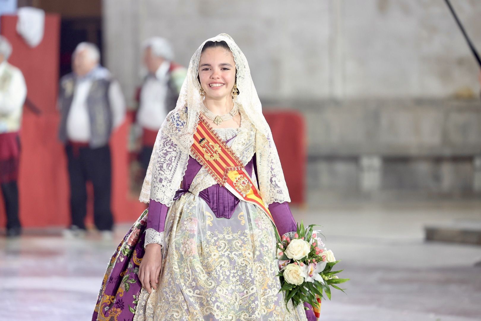 Ofrenda Fallas 2023 | Así ha sido la llegada de Paula Nieto a la plaza de la Virgen