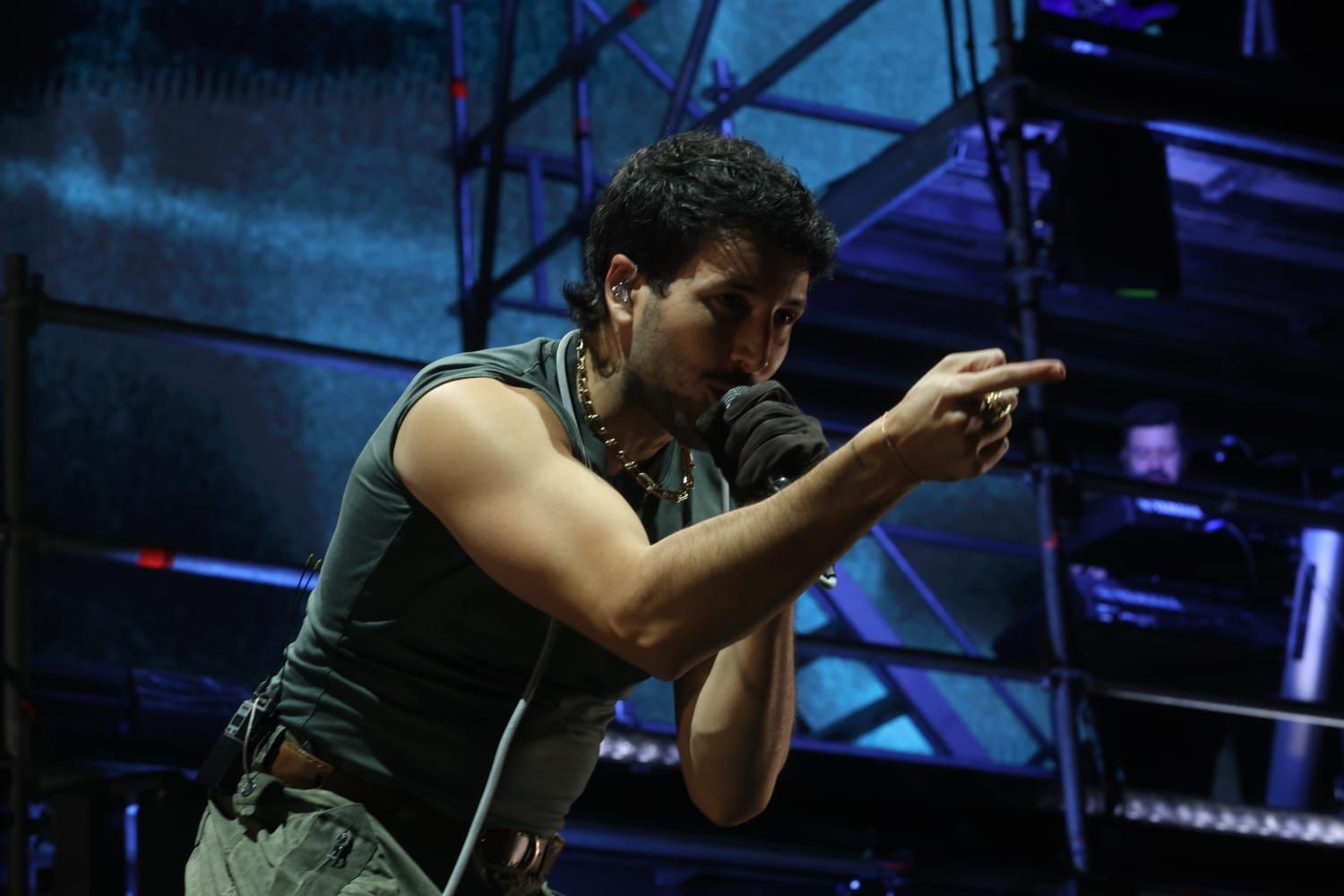 Sebastián Yatra se funde con el público y sus 'Tacones Rojos' pone en pie al Roig Arena