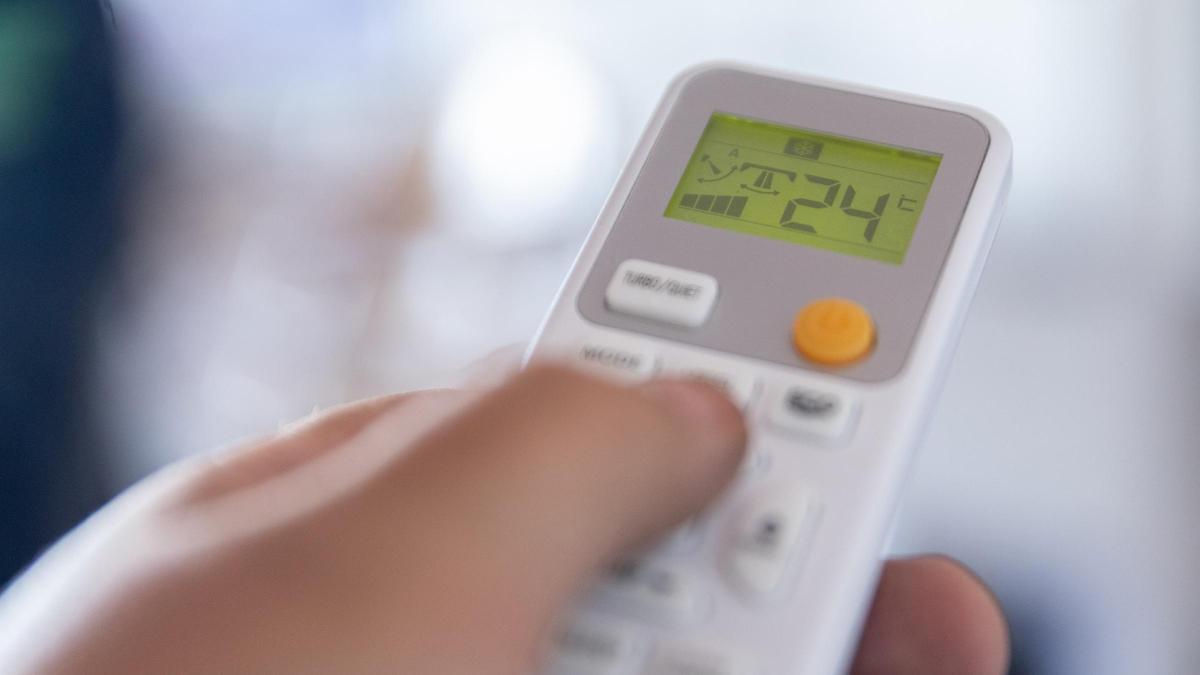 Dormir amb l'aire condicionat és bo o dolent? Els experts expliquen els beneficis, els riscos i la temperatura ideal