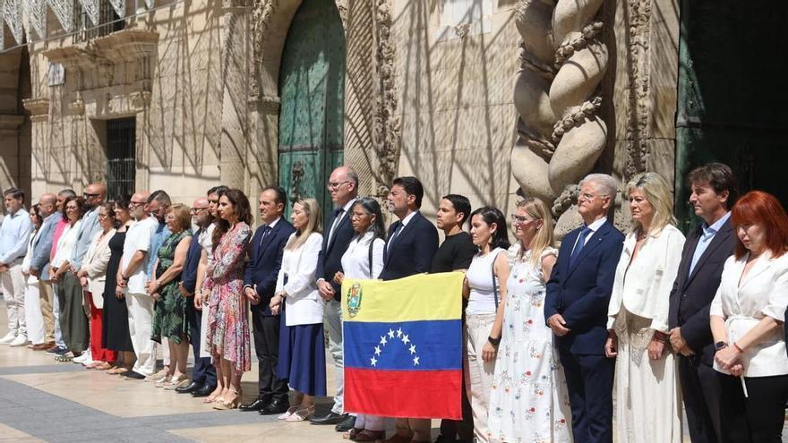 Minuto de silencio por Venezuela en la plaza del Ayuntamiento de Alicante