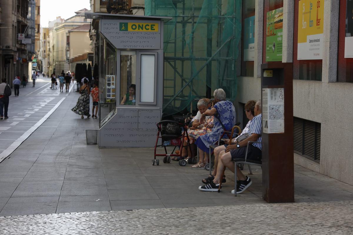 Zamoranos se resguardan a la sombra en los bancos de la calle de Santa Clara