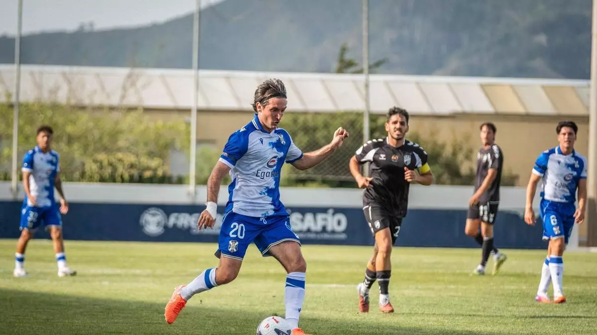 El Tenerife sufre para ganar al Tamaraceite en el penúltimo partido de la pretemporada con un once y un esquema alternativos (3-2)