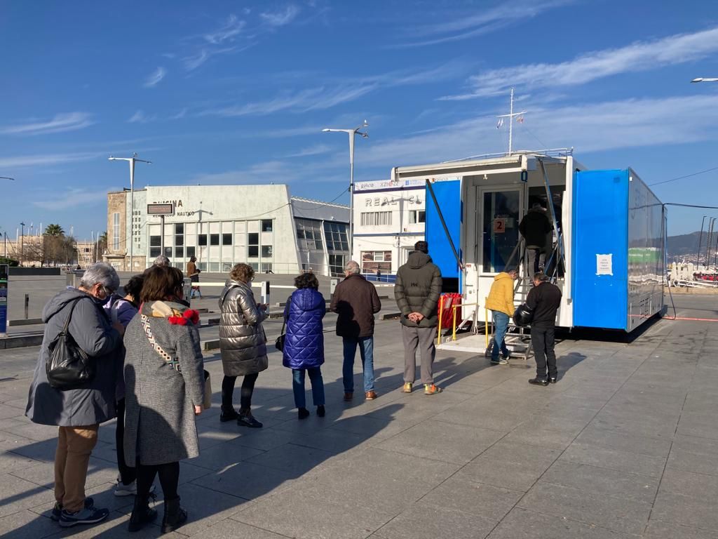 Los vigueses buscan blindarse frente al COVID antes de la Navidad