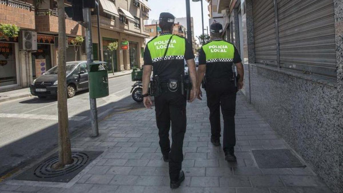 Dos agente de la Policía Local de San Vicente de patrulla.