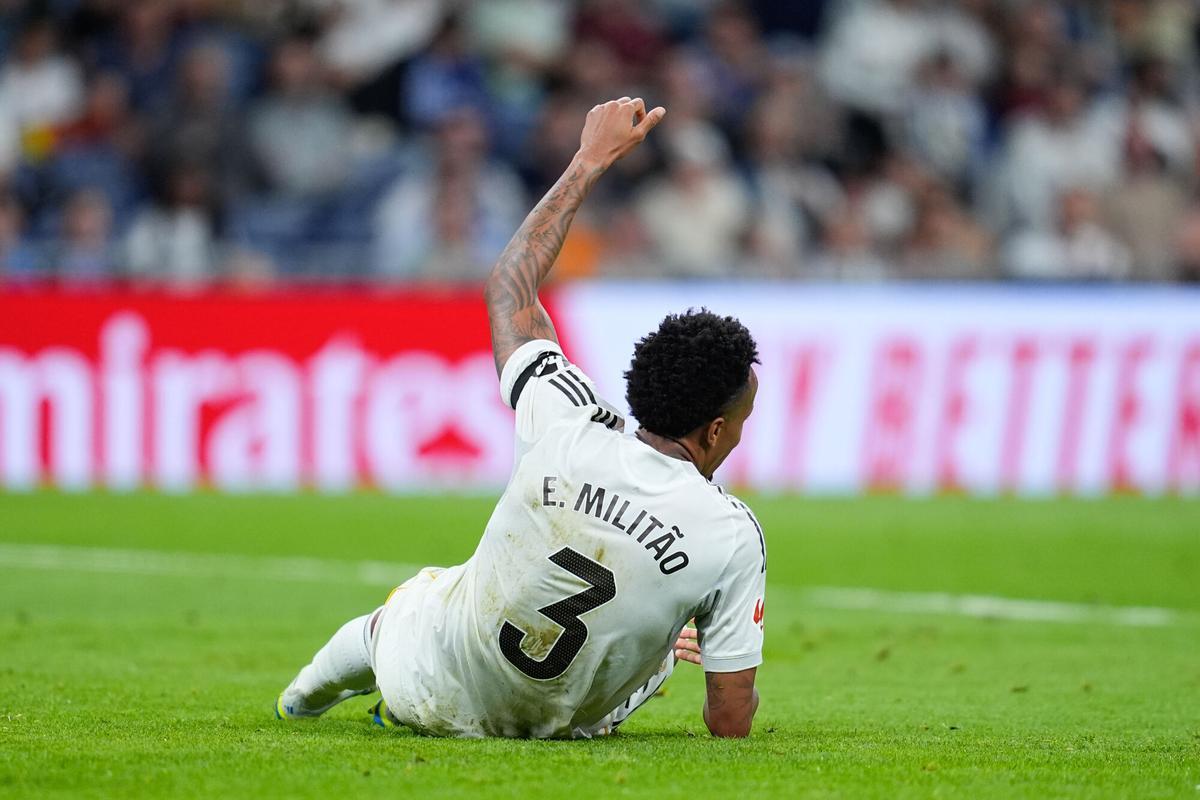 Eder Militao se lesiona contra el Alavés.