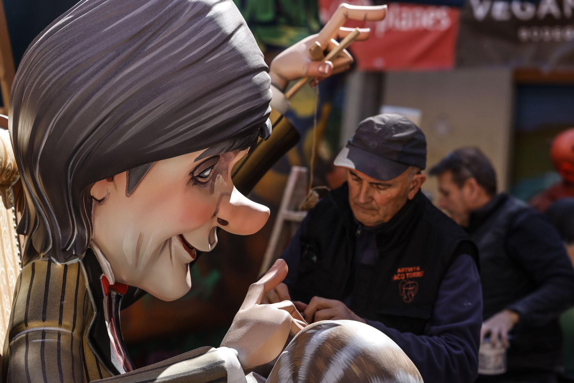 Una falla durante su montaje, a 15 de marzo de 2025, en Valencia, Comunidad Valenciana (España). Los monumentos falleros de este año han supuesto una inversión de 9,2 millones de euros y están marcados por la tragedia de la DANA, que asoló parte de la provincia de Valencia el pasado 29 de octubre, dejando 224 muertos. Los días grandes de las fallas son del 15 al 19 de marzo, último día en el que tiene lugar la Cremà. 15 MARZO 2025;FALLAS;CULTURA;TRADICIÓN;NINOTS Rober Solsona / Europa Press 15/03/2025. Rober Solsona;