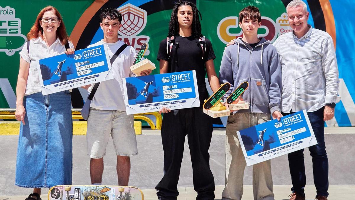 Luis Cabarcos, segundo por la izquierda, en el podio de las Skate series en A Caniza.