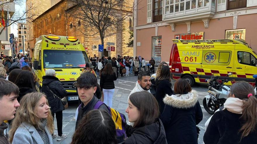 Dispositivo de emergencias en la Plaza de España de Palma tras degollarse una joven en el Müller