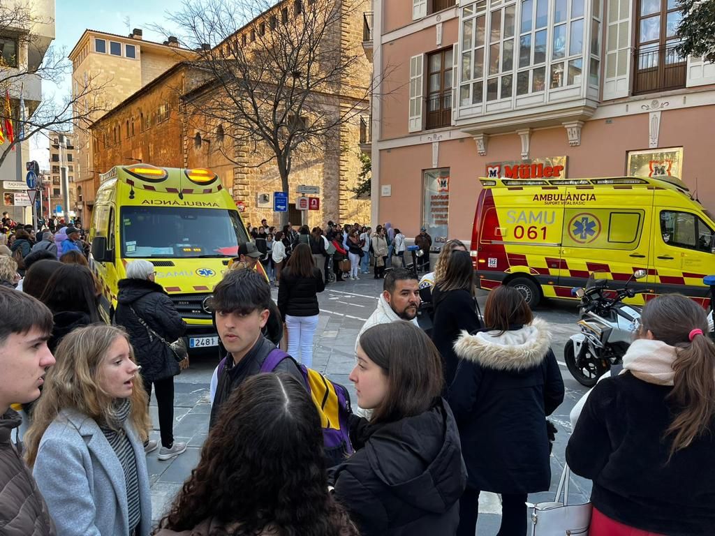 Una joven de 23 años muere en Palma al degollarse en el Müller de Plaza de España