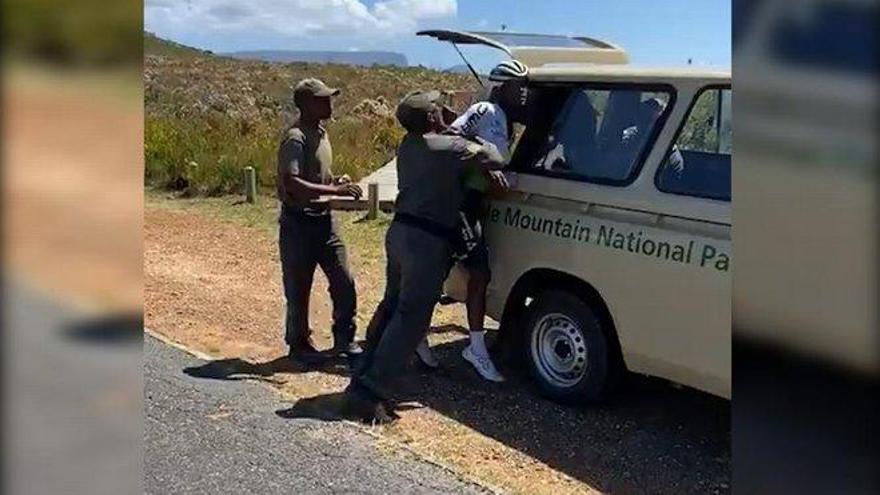 Unos &#039;rangers&#039; le rompen el brazo a un ciclista profesional sudafricano al detenerle