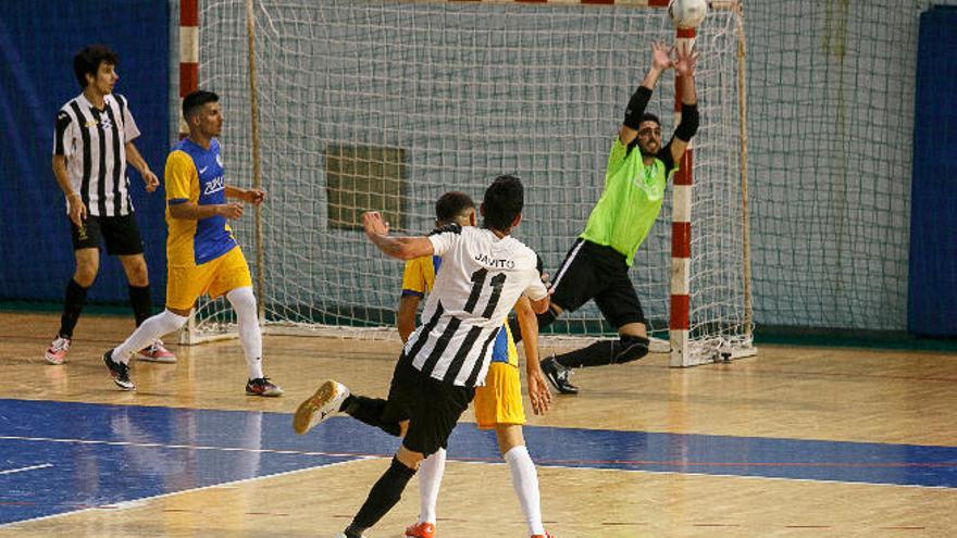 El meta del conjunto grancanario despeja un balón, ayer.