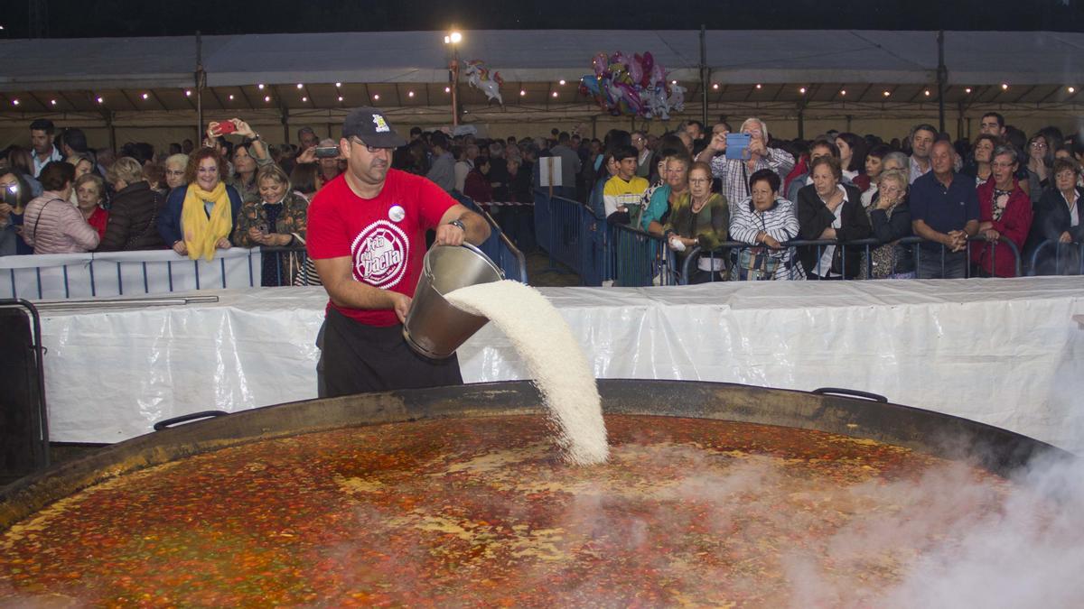 Elaboración da paella xigante e comensais na derradeira edición da cita gastronómica, que tivo lugar en 2019.