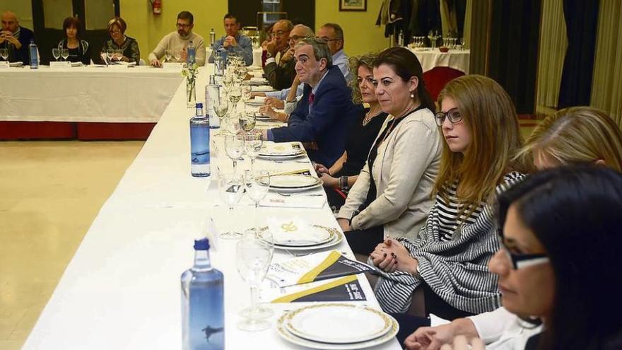 Miembros de las fuerzas de seguridad, educadores, abogados, psicólogos y otros profesionales, asistieron a este evento del Rotary. // R. V.