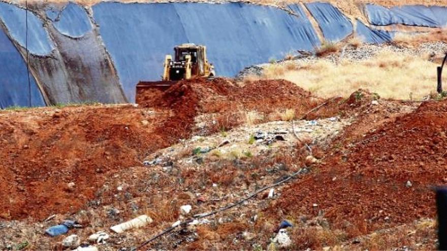 L&#039;empresa -la imatge és d&#039;ahir- segueix executant la resolució del conseller Santi Vila de cobrir l&#039;abocador amb dues capes de terra.