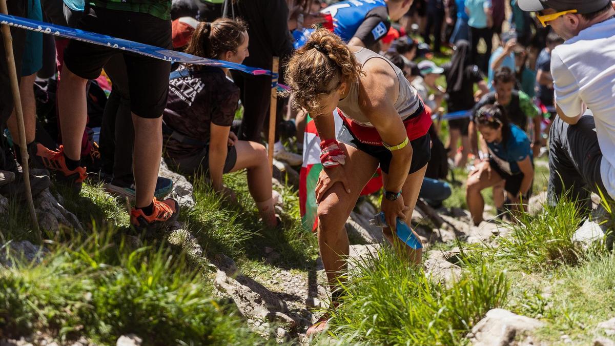 La técnica de caminar con las manos en los muslos en las subidas
