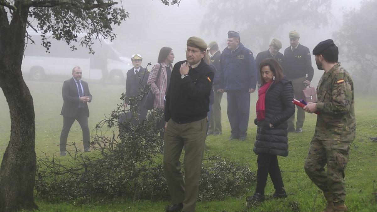 La ministra Margarita Robles durante su visita a la base de Cerro Muriano y al lugar de los hechos.