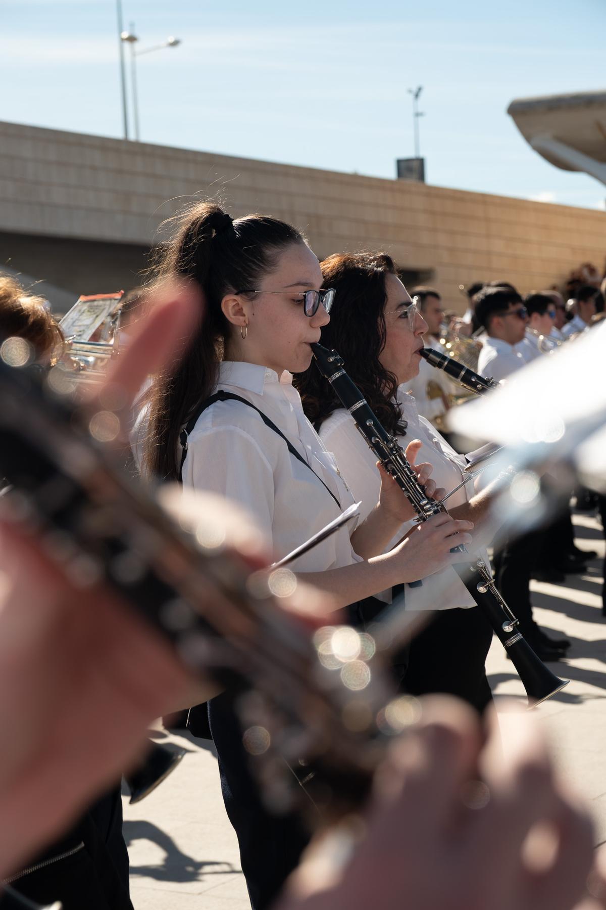 Concert multitudinari de societats musicals a València.