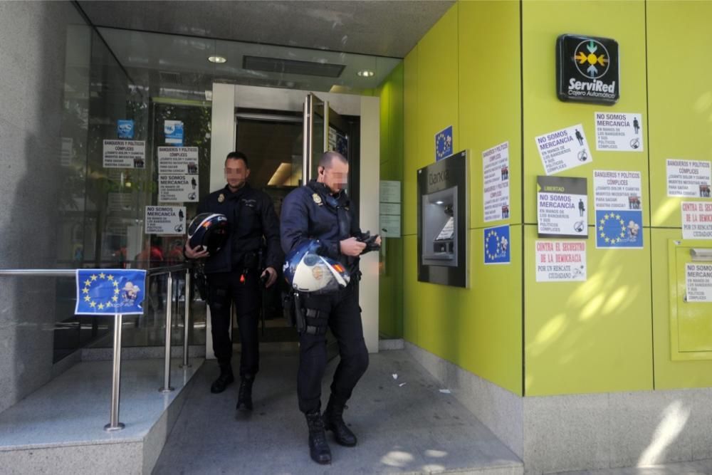 Los antidesahucios toman la sede de Bankia en Murc