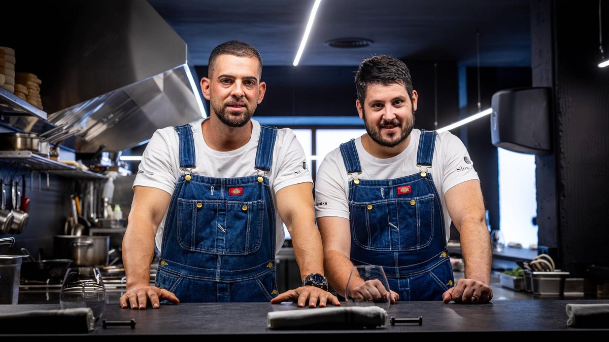 Carlos Novo y Eric Ochoa, tras la barra de Gastro Garatxe. Carlos Novo y Eric Ochoa, tras la barra de Gastro Garatxe.
