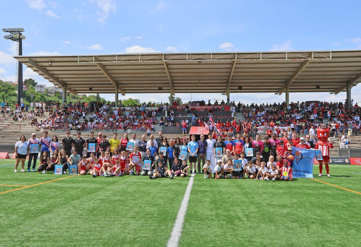 El Manresa guanya 4-1 contra el Badalona i amb la derrota del Cornellà ascendeix a Segona RFEF El Manresa guanya 4-1 contra el Badalona i amb la derrota del Cornellà ascendeix a Segona RFEF