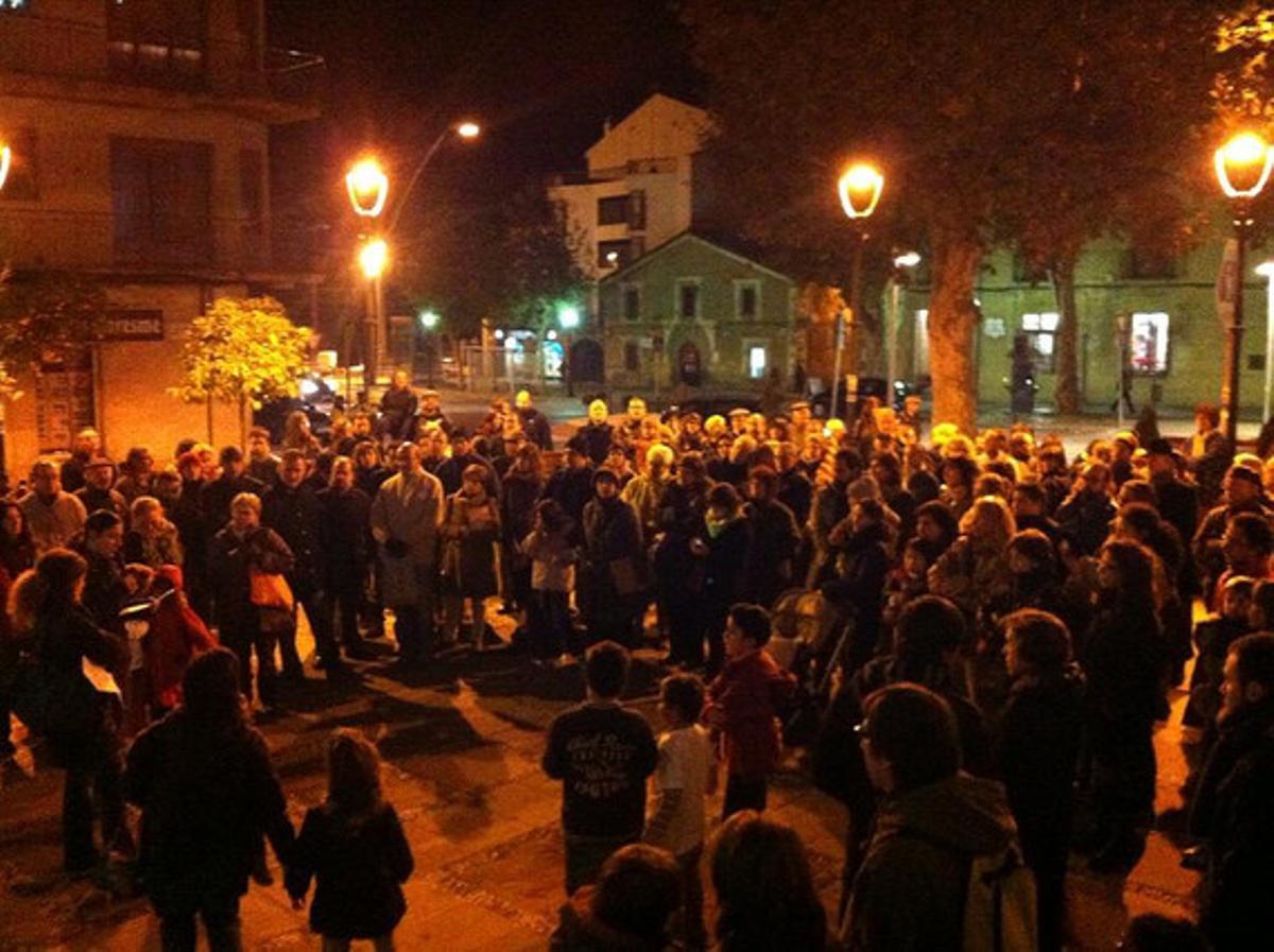 Segons l’autor de la imatge, més de 200 persones es van concentrar a Arenys de Mar (Maresme) a favor de l’escola catalana.