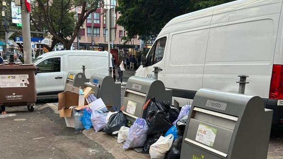 Basura fuera de los contenedores en el centro de Santa Cruz de Tenerife.