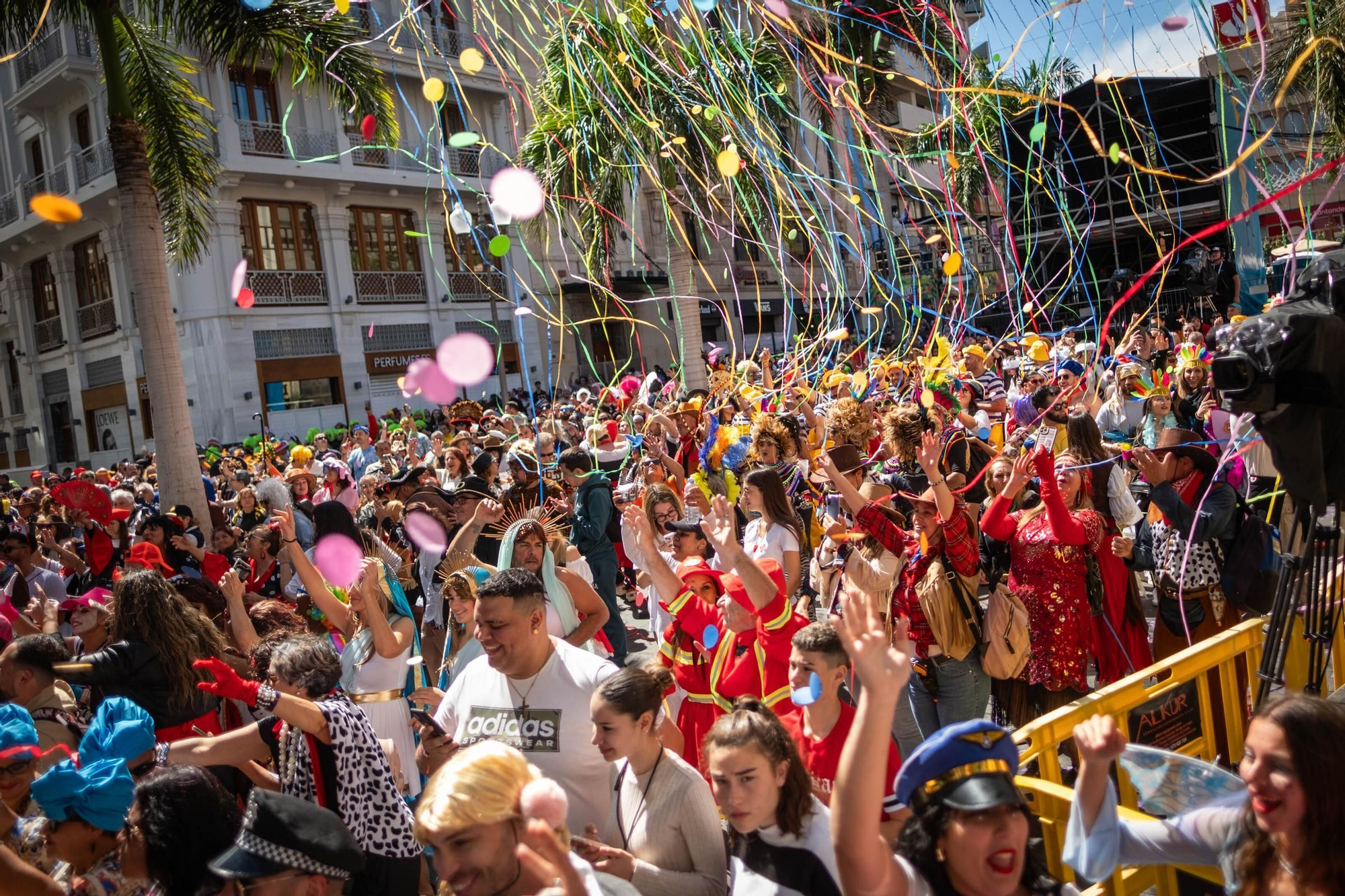 Santa Cruz celebra su segundo Carnaval de día