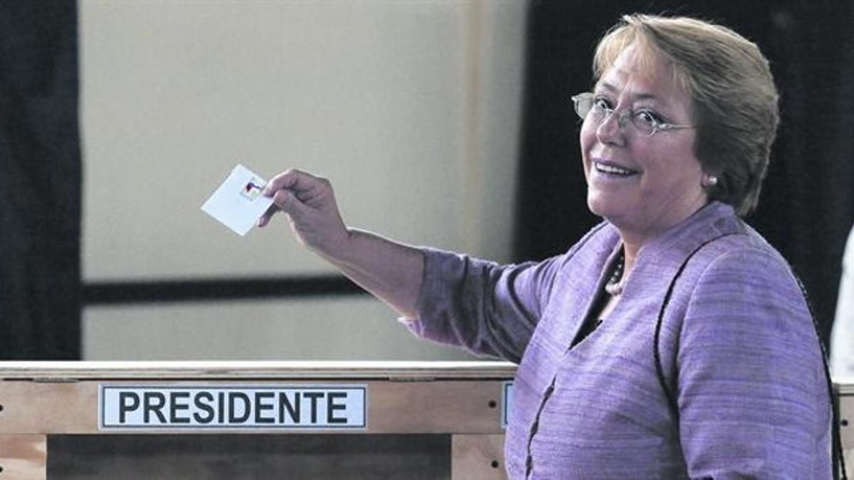 Michelle Bachelet deposita su voto en un colegio de Santiago, ayer.