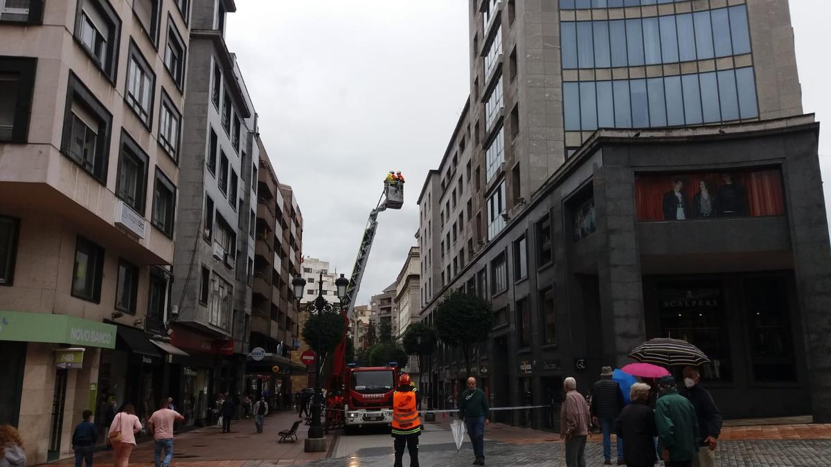 Los bomberos hacen prácticas en el edificio de La Jirafa de Oviedo