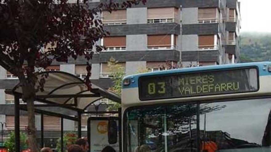 Un autobús de la línea Mieres-Valdefarrucos.