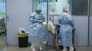 Personal sanitario de la UCI para enfermos de coronavirus del Hospital Universitario Josep Trueta de Girona.