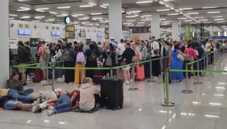48 horas de caos en el aeropuerto de Palma: «Tuvimos que dormir en la terminal, había niños y embarazadas»