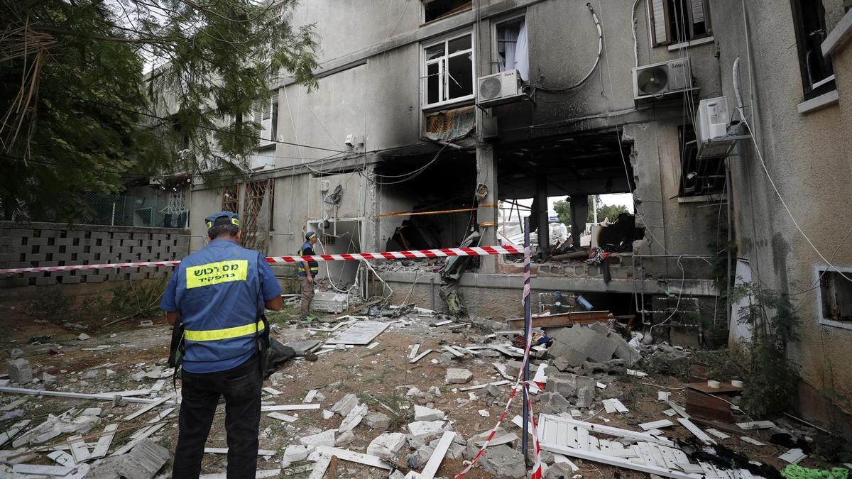 La policía evalúa los daños en un edificio de la ciudad Ashkelon, el domingo