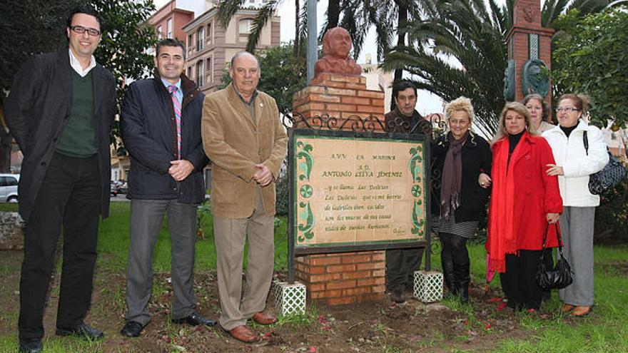 Homenaje. El concejal Julio Andrade acompañó ayer a familiares y amigos de Antonio Leiva en la reinauguración del busto.