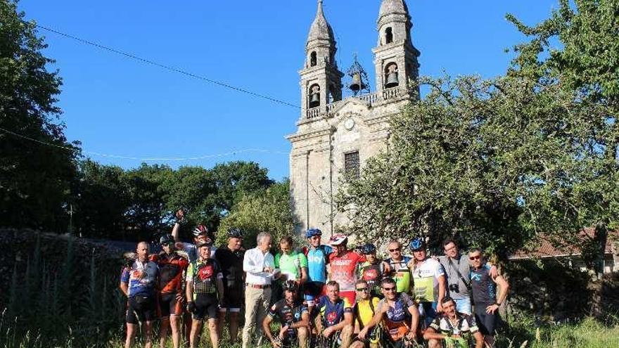 Los ciclistas posan tras la recepción, ayer por la tarde.