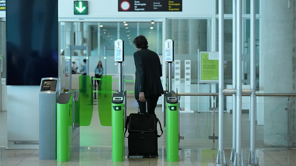 Uno de los acceso en la T1 del Aeropuerto de Barcelona-El Prat.